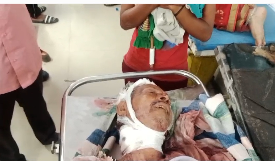 सिरफिरे आशिक ने युवती के पिता पर किया चाकू से हमला, मेडिकल कालेज में चल रहा इलाज, बेटी को परेशान करने पर पिता ने भिजवाया था जेल, कल छूट कर आया आरोपी