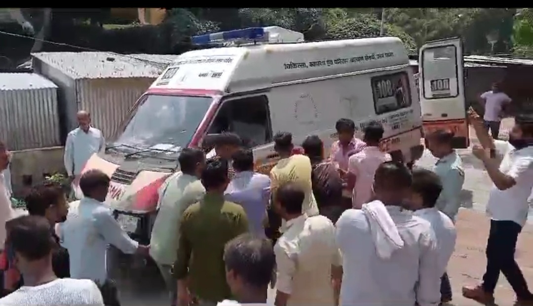 कूलर सही करते समय युवक को लगा करंट,