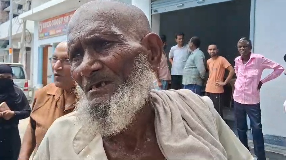 दिन  दहाड़े बाइक पर बैठा बुजुर्ग से हुई टप्पेबाज़ी