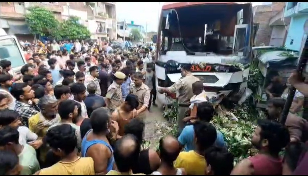 हरदोई ब्रेकिंग  दिल्ली से आ रही एक तेज रफ्तार डबल डेकर बस बिजली के पोल व पेड़ों को तोड़ते हुए मकान में घुसी