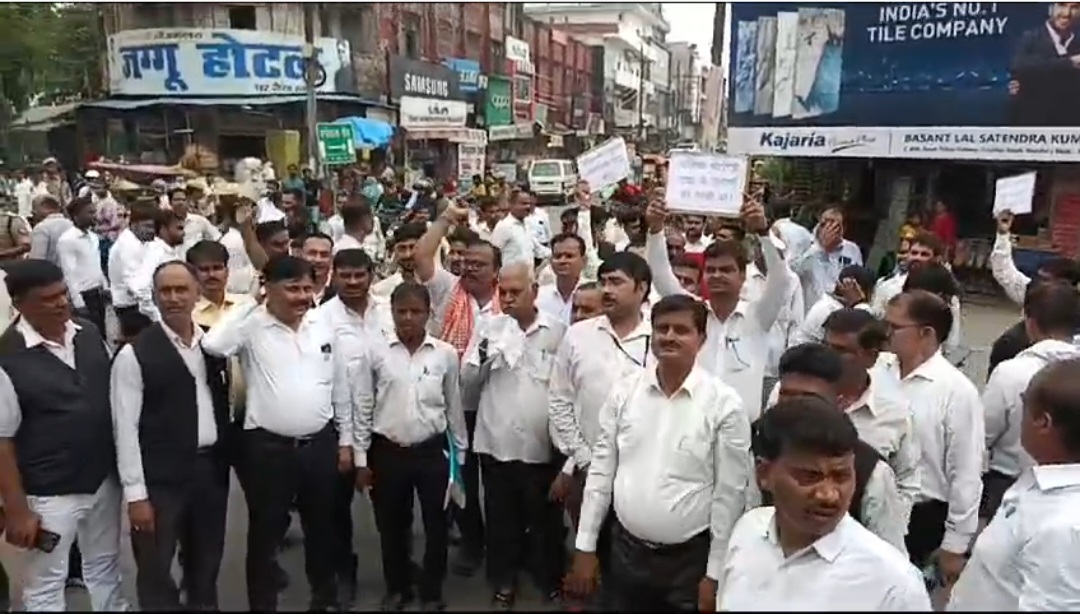 वरिष्ठ अधिवक्ता की गोली मारकर हत्या से नाराज़ अधिवक्ताओं ने न्यायिक कार्यों से विरत का किया एलान
