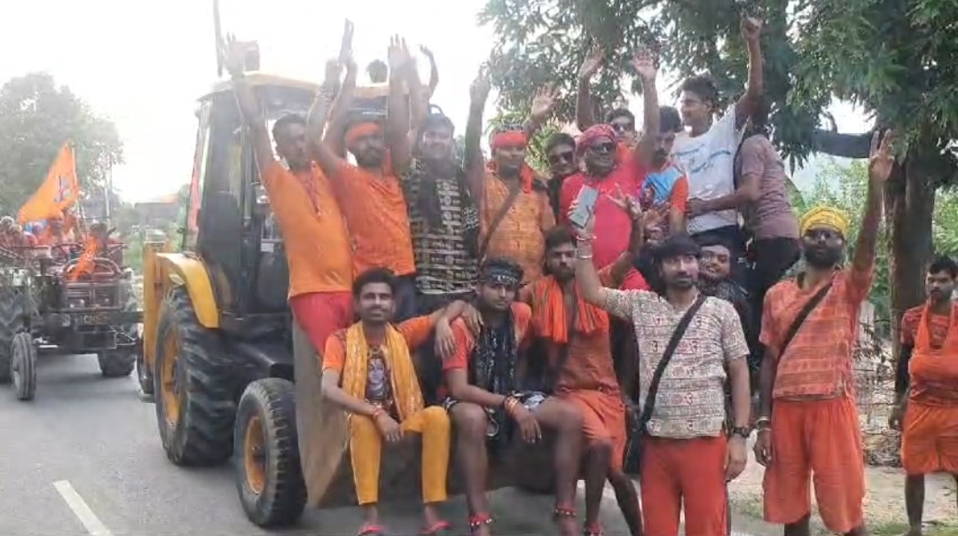 अनोखे अंदाज में बुलडोजर से निकली कांवर यात्रा