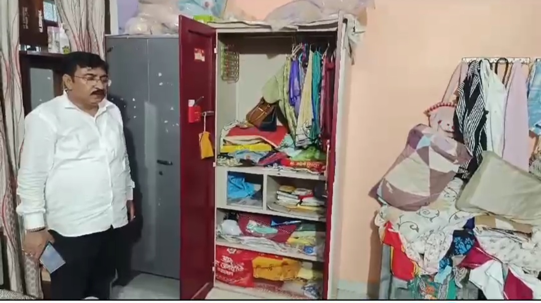 भाजपा नेता के घर चोरी के मामले में पुलिस कर्मियों पर गिरी गाज, भाजपा नेता की सुरक्षा में थे तैनात, दो दिन पूर्व भाजपा नेता के घर में हुई थी चोरी