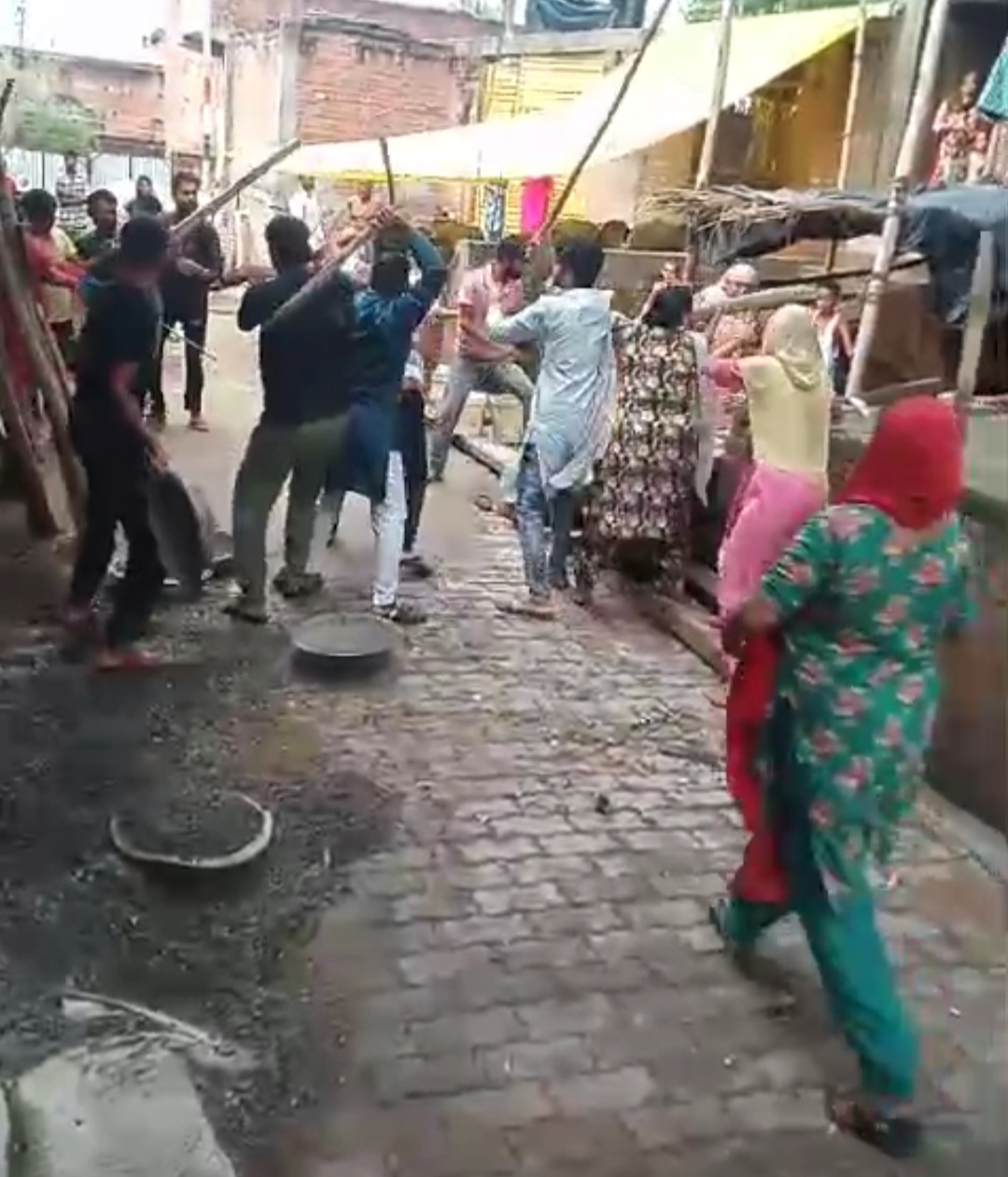 जमीनी विवाद के चलते दो पक्षों में चले जमकर ईटा पत्थर 