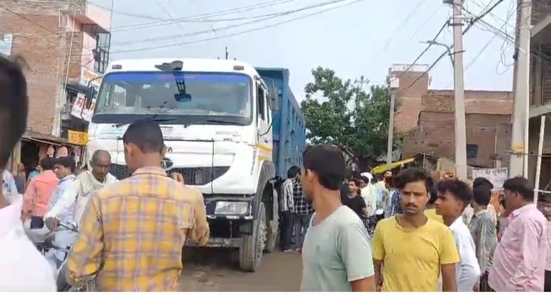 मौरंग से भरे ट्रक से कुचलकर युवक की मौत