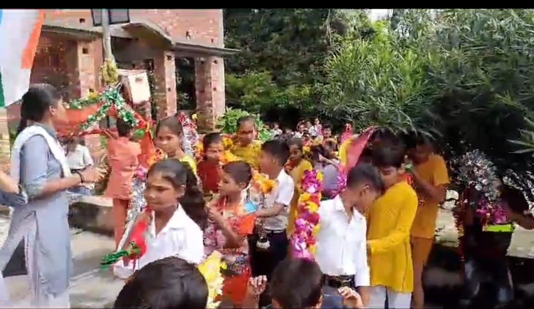स्कूली बच्चों के द्वारा निकाली गई कांवड यात्रा