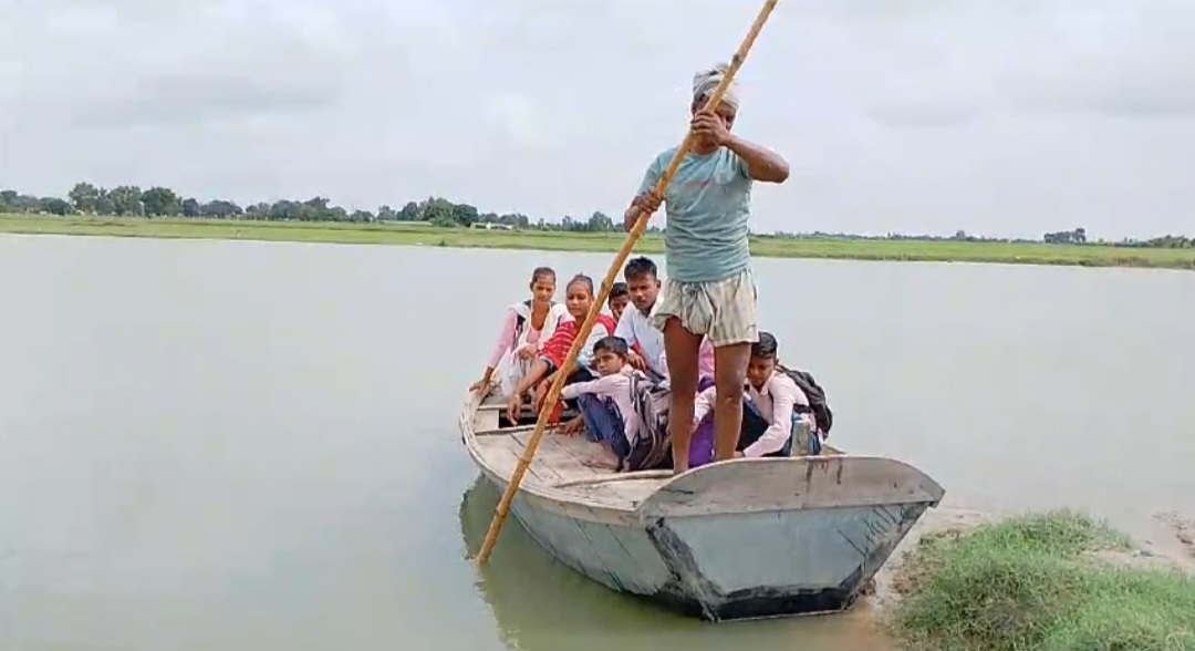 जान  जोखिम में डालकर नाव से नदी पार कर स्कूल में पढ़ने जा रहे नौनिहाल,एसडीएम ने मौके पर पहुंचकर नाव से नदी पार न करने के दिये निर्देश