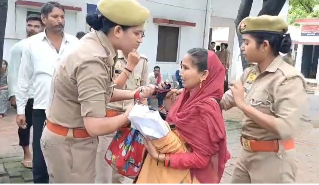 हरदोई में पुलिस कार्यालय पहुंची महिला ने काटा हंगामा, SP से मिलने के बाद आत्मदाह की कोशिश, पुलिसकर्मियों ने रोका, 2019 से महिला का पति है लापता