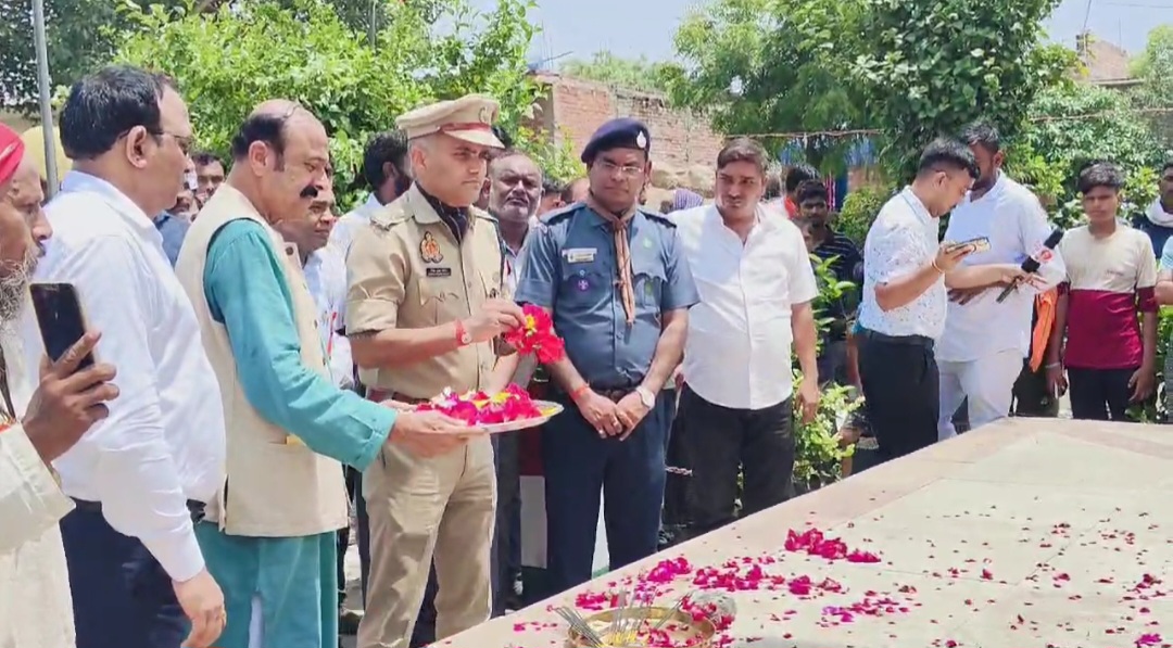 शहीद  स्मारक सेमरिया में एसपी ने किया ध्वजारोहण,51 किलो मीटर शहीद स्मृति साइकिल रेस का किया गया आयोजन