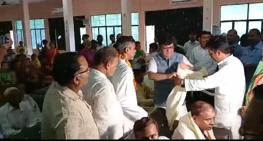 हरदोई पहुंचे आबकारी मंत्री नितिन अग्रवाल, स्वतंत्रता संग्राम सेनानियों के परिजनों के सम्मान समारोह में हुए शामिल, कहा वीर जवानों की कुर्बानी को याद रखते हुए देश की आजादी बनाये रखना है