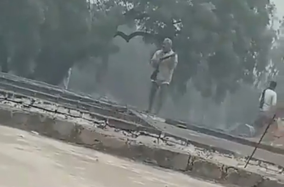 हरदोई में दो पक्षों में जमकर चली गोलिया, वीडिओ शोसल मीडिया पर हो रहा तेजी से वायरल 