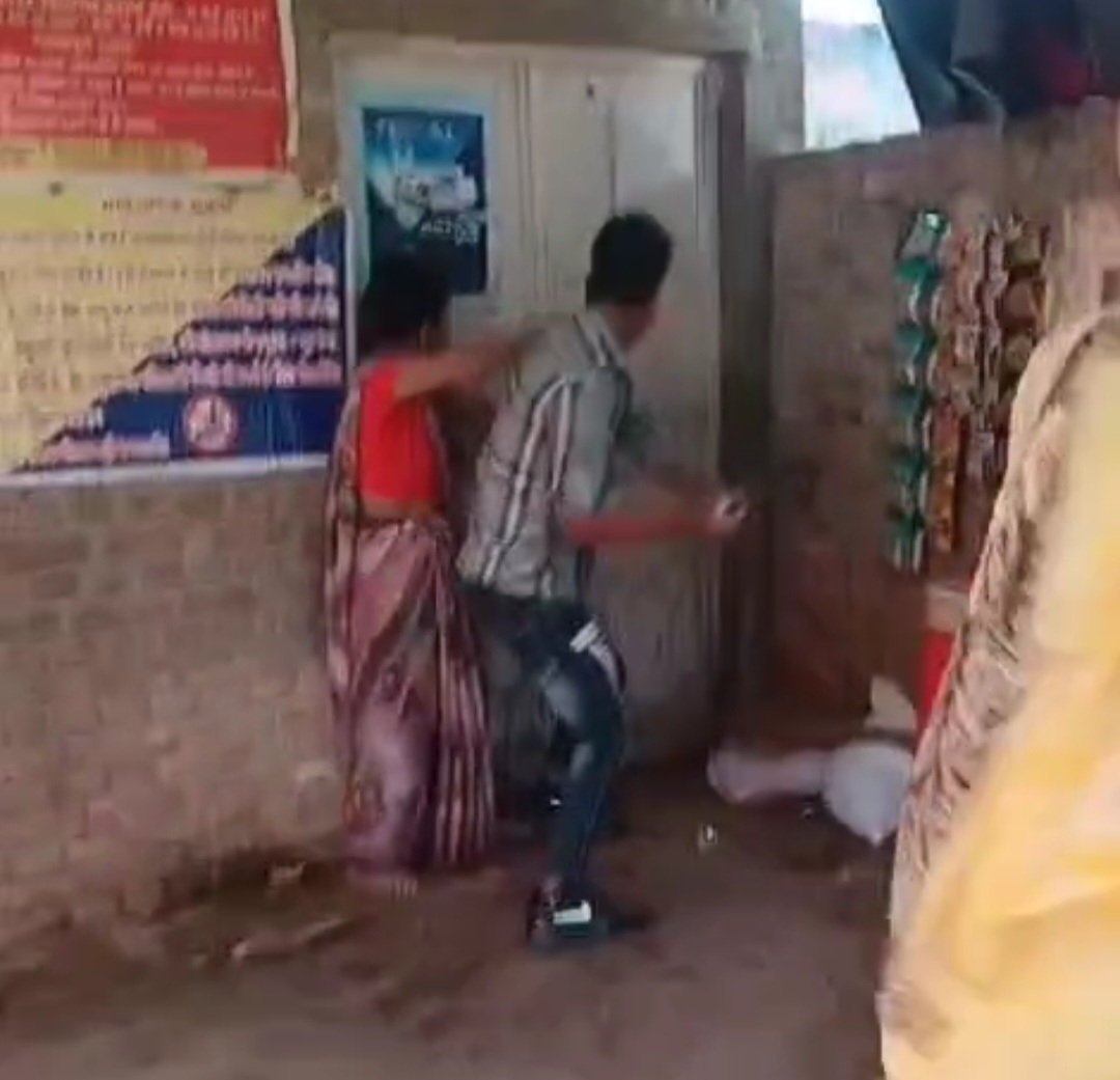 हरदोई में शराब ठेके पर उपद्रवियों ने जमकर मचाया उत्पात, वीडियो वायरल, पुलिस ने कई लोगों को हिरासत में लेकर शुरू की कार्रवाई 