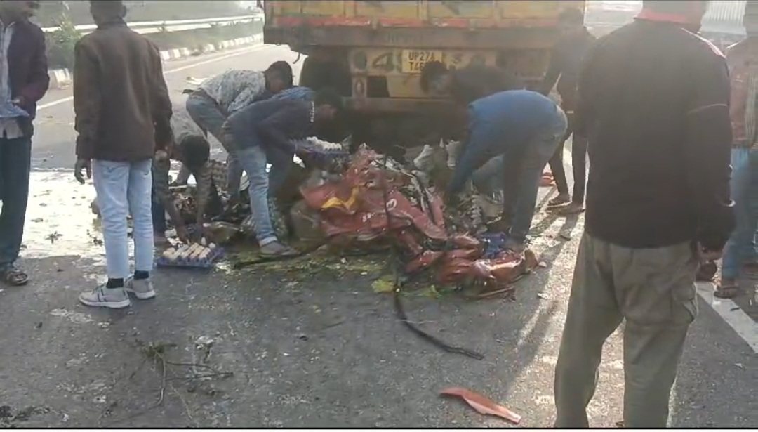 दो ट्रकों की भिड़ंत में सड़क पर बिखरे अण्डे लूटने की मची होड़