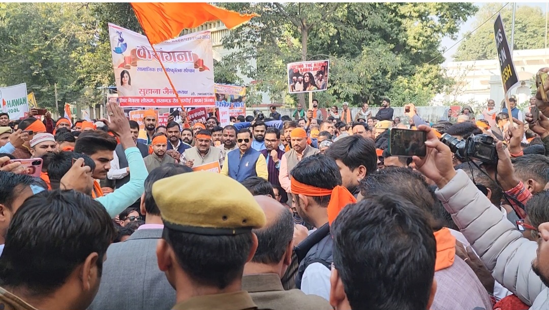 बांग्लादेश के हिंदुओं पर अत्याचार हिंदू रक्षा समिति ने जताया आक्रोश, किया चक्का जाम, डीएम को सौंपा ज्ञापन 