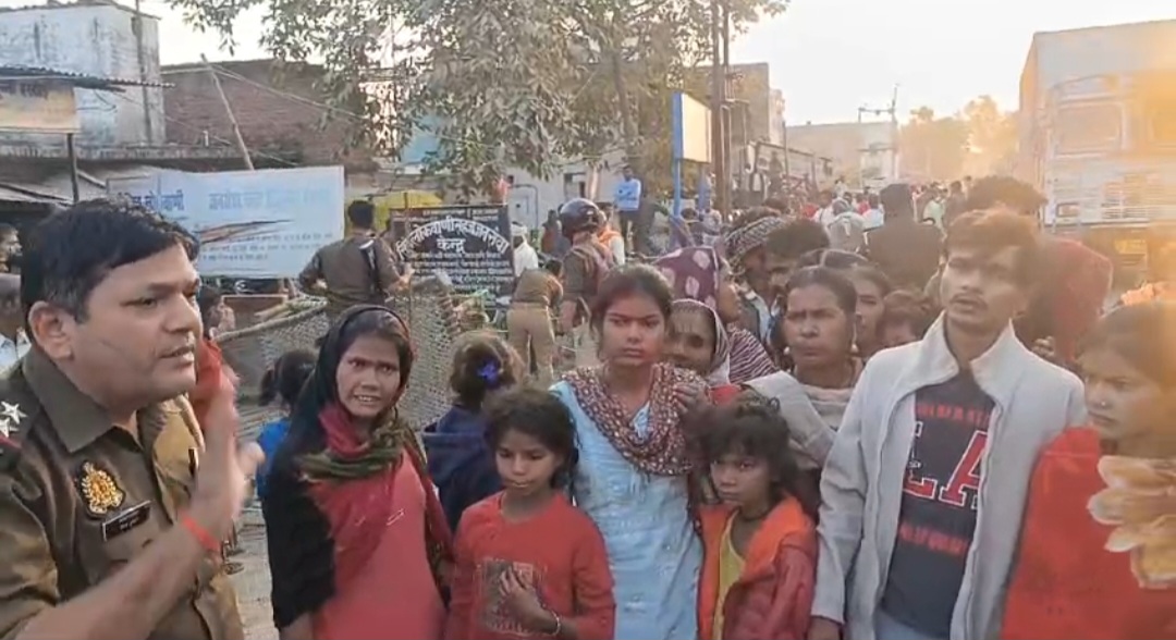 हरदोई में सड़क पर शव रखकर चक्का जाम, एक घंटे तक बंद रहा आवागमन, FIR न लिखने से बढ़ा बवालज दुर्घटना में महिला की मौत के बाद आक्रोशित परिजनों ने  उठाया कदम 