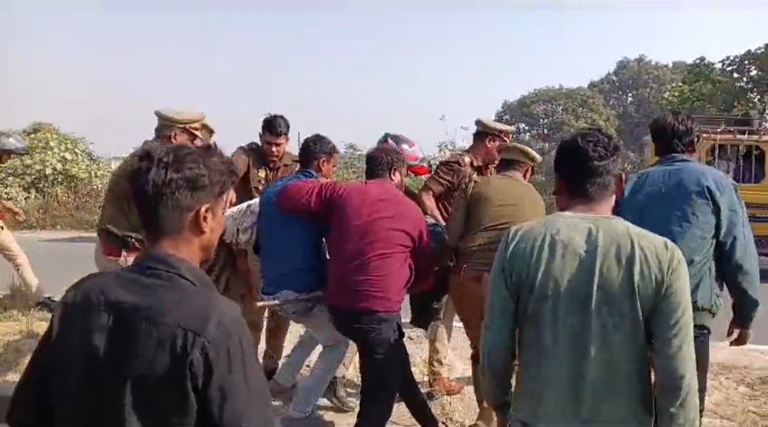 हरदोई में हाईवे पार कर रहे बुजुर्ग को पिकअप डाला ने मारी टक्कर हुई मौत