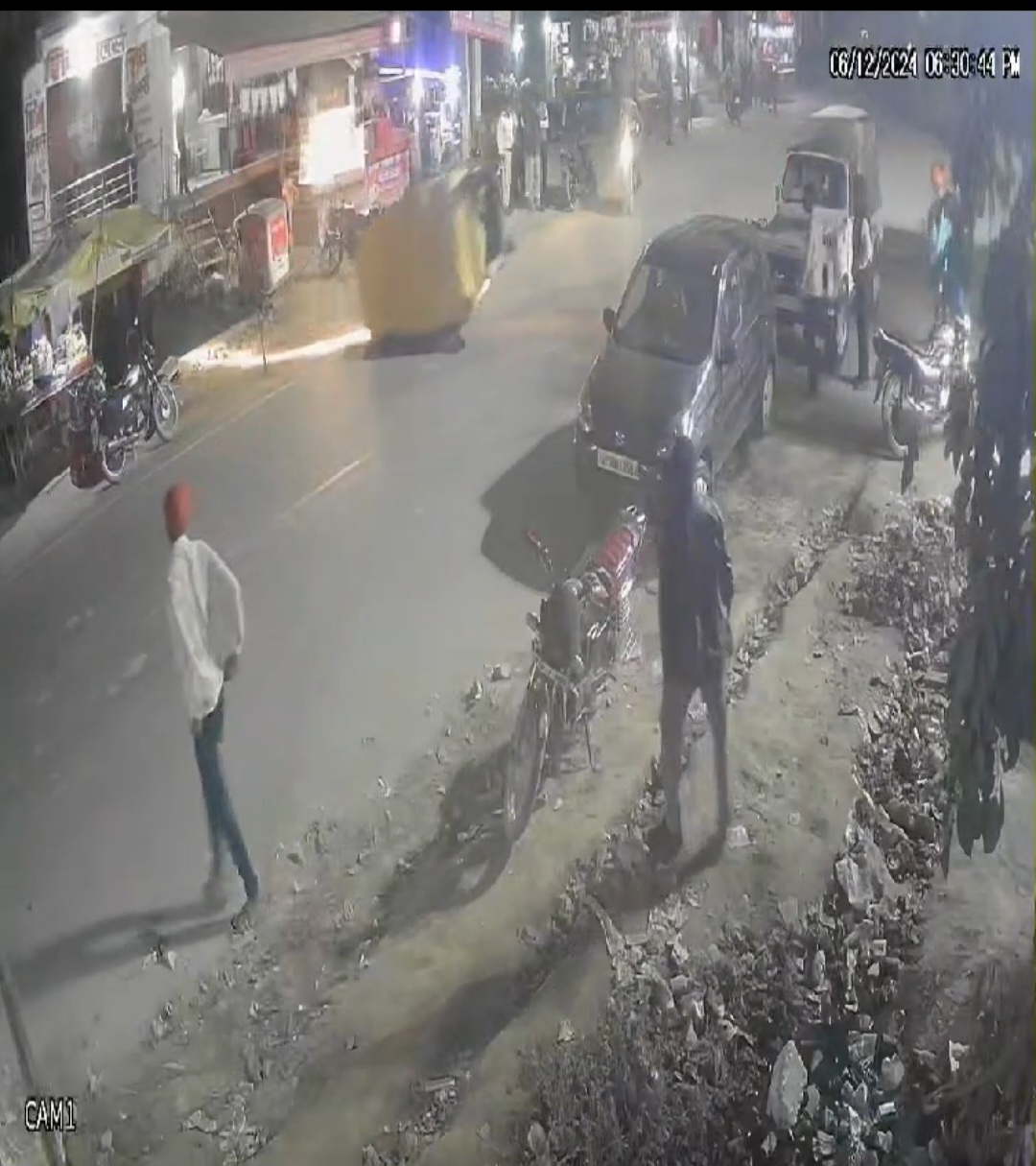 ऑटो की बाइक में टक्कर के बाद पलटा,