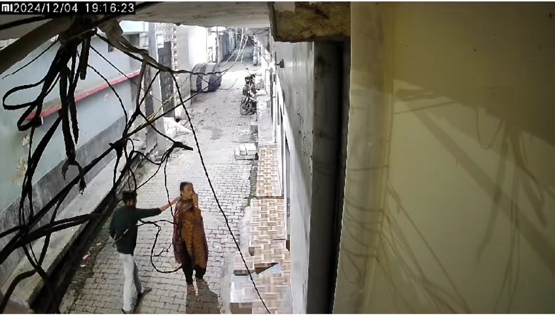 हरदोई में रिटायर्ड शिक्षिका के साथ चेन स्नेचिंग का लाइव सीसीटीवी आया सामने,स्नेचर ने पहले रास्ता पूछा फिर छीनी चेन,हुआ फरार
