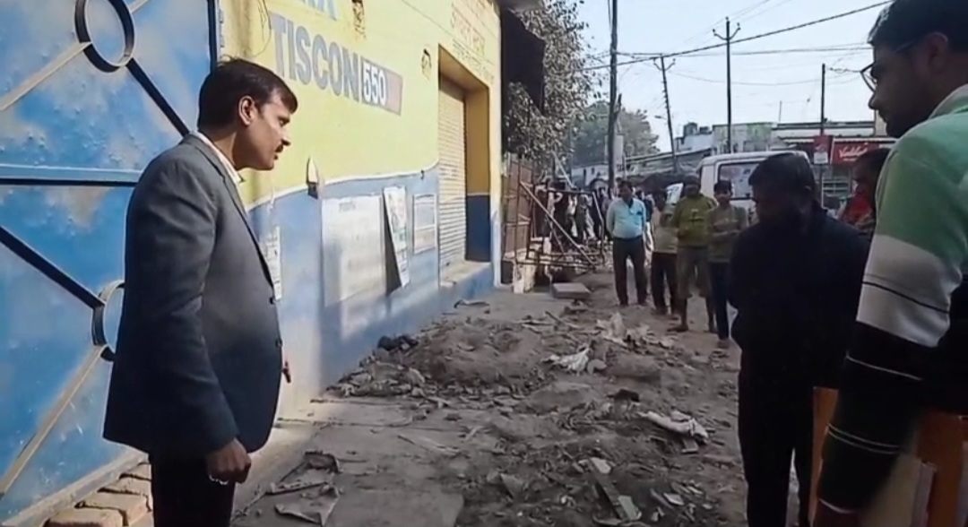 नाले के निर्माण कार्य को देखने पहुचे डीएम,नाले पे लगे ढक्कन की क्वालटी पर बरसे डीएम,इंजीनियर से बोले आप अपनी रिपोर्ट लगाओ फिर बताता हूं इन सबको इसी नाले में डुबोउंगा अपने आप सही हो जाएंगे--डीएम