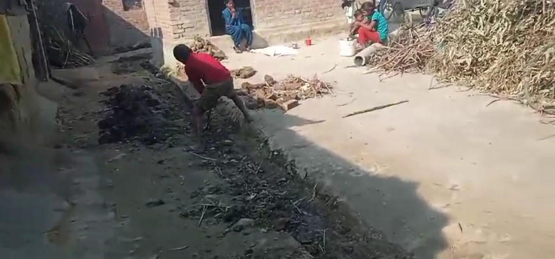 *साहब जिन हाथों में किताब और कलम होना चाहिए उन हाथों में फावड़ा और तसला पकड़े देश का भविष्य.......*