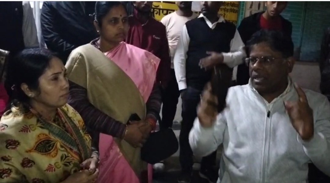 हरदोई में रात अस्पताल पहुंची महिला आयोग की सदस्य, मेडिकल कालेज का किया निरीक्षण, महिला अस्पताल का गेट न खुलने पर कहा अगली दफा धरने पर बैठूंगी