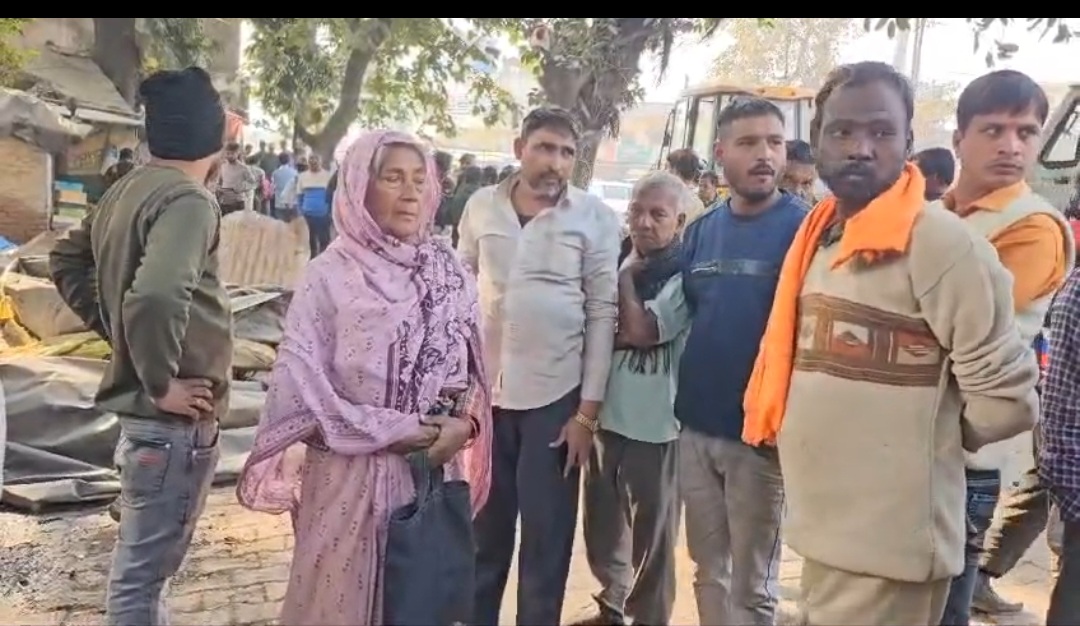 अवैध अतिक्रमण पर गरजा बुलडोजर,बुजुर्ग महिला की 60 साल पुरानी दुकान पर भी चला बुलडोजर