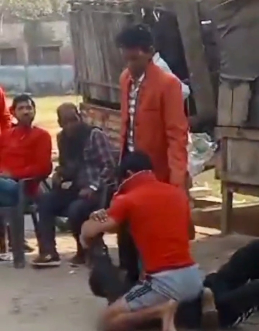 शराब के पैग में बेईमानी को लेकर भिड़े शराबी