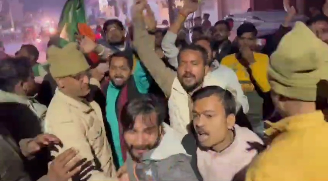 भाजपा युवा मोर्चा के सैकड़ो लोगों ने कांग्रेस कार्यालय को घेरा माहौल बेहद गर्म