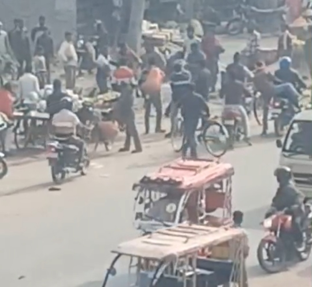  ठेले से उठाकर एक अमरूद खाने पर दुकानदार ने मांगा पैसा,तो कर दी पिटाई,वीडियो हुआ वायरल,