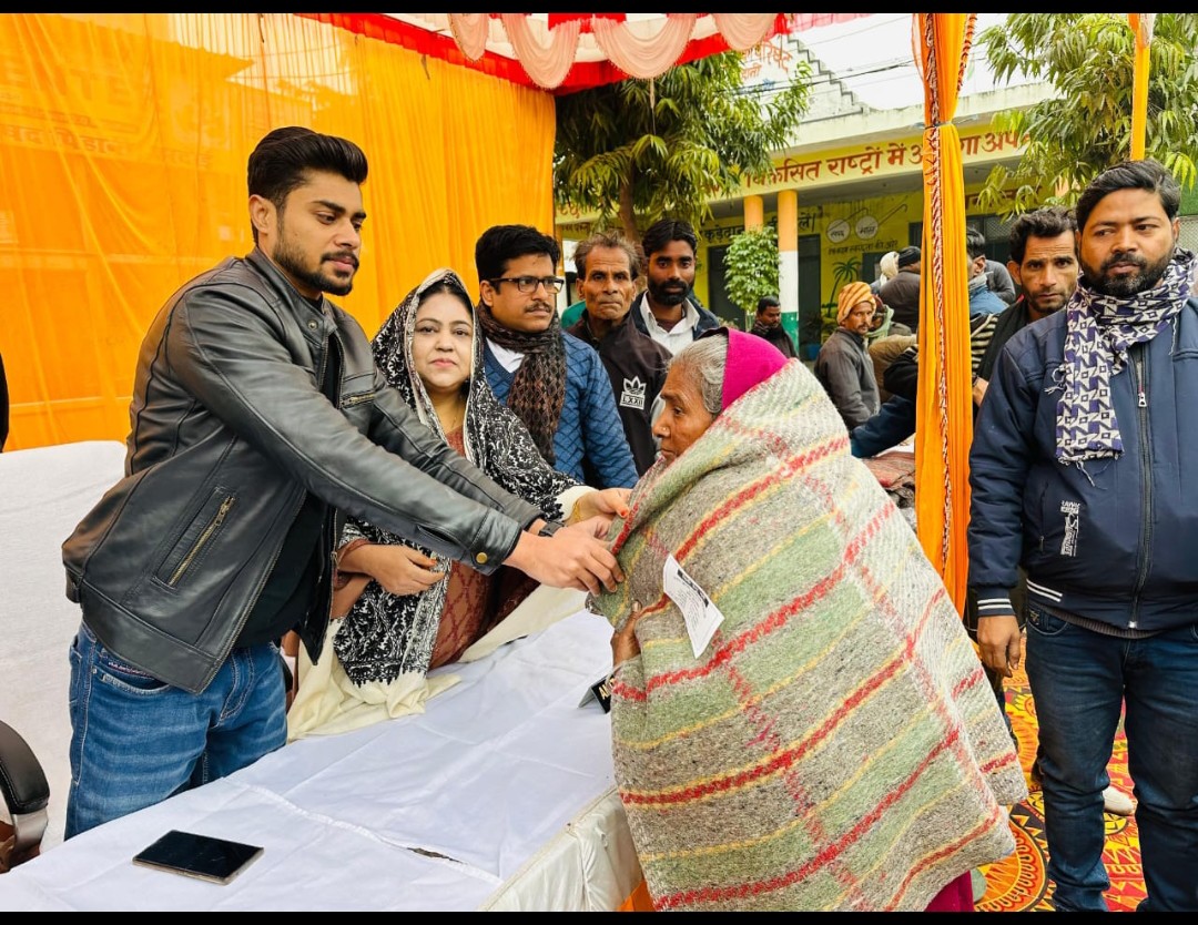 कम्बल पाकर गरीब/असहाय लोगों के खिले चेहरे पालिकाध्यक्ष का किया धन्यवाद