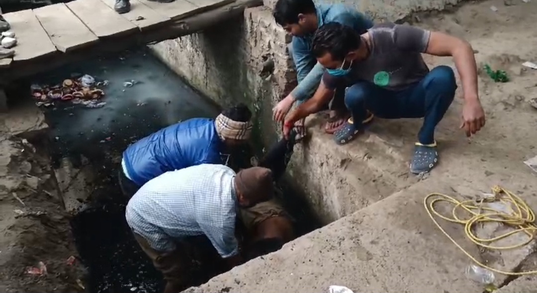 नाले में पड़ा मिला अज्ञात युवक का शव