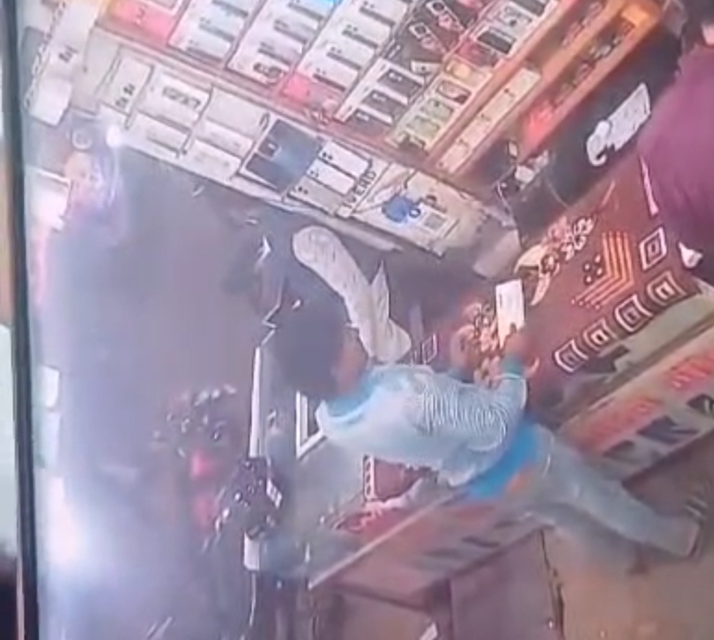 मोबाइल खरीदने आए चोर ने मोबाइल शॉप में की चोरी