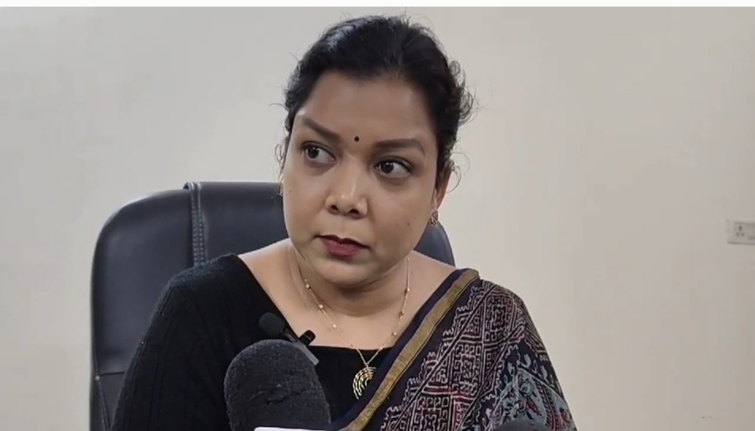 रेप पीड़िता से महिला आयोग की सदस्य ने की मुलाकात