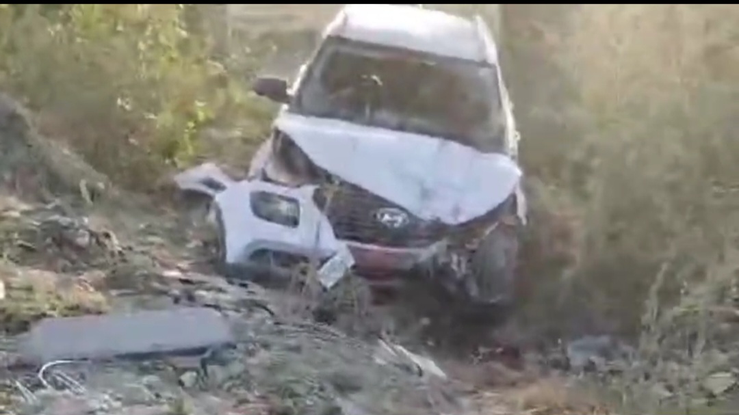 कार की टक्कर से बाइक सवार घायल