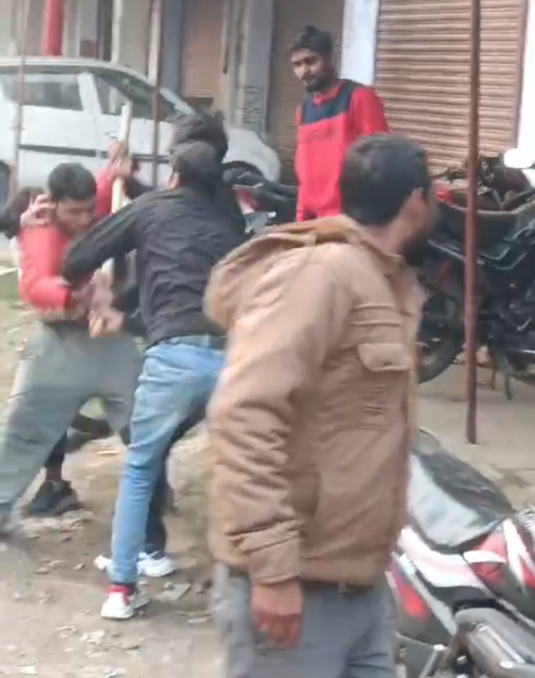 दारू पीने पिलाने को लेकर हुआ विवाद