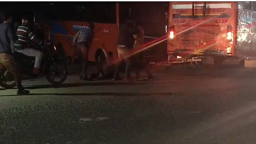 हरदोई में बीच सड़क पर बुजुर्ग की पिटाई का वीडियो वायरल