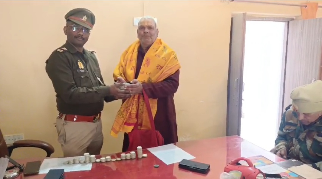 मंदिर परिसर में खुदाई के दौरान मिली गोलक, अफवाहों से भयभीत बाबा ने पुलिस को सौंपी,मंदिर में खुदाई के दौरान मिले चांदी के 191 सिक्के
