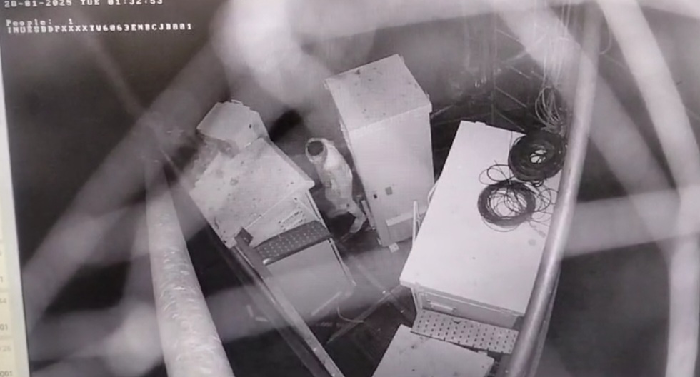 जिओ टावर से लाखों की बैटरी चोरी, सीसीटीवी में कैद हुई वारदात