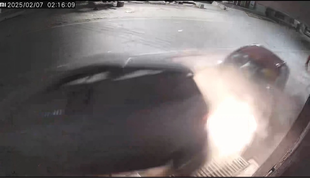 तेज रफ्तार कार ने मारी सड़क के किनारे खड़ी कार में टक्कर हवा में उडी कार