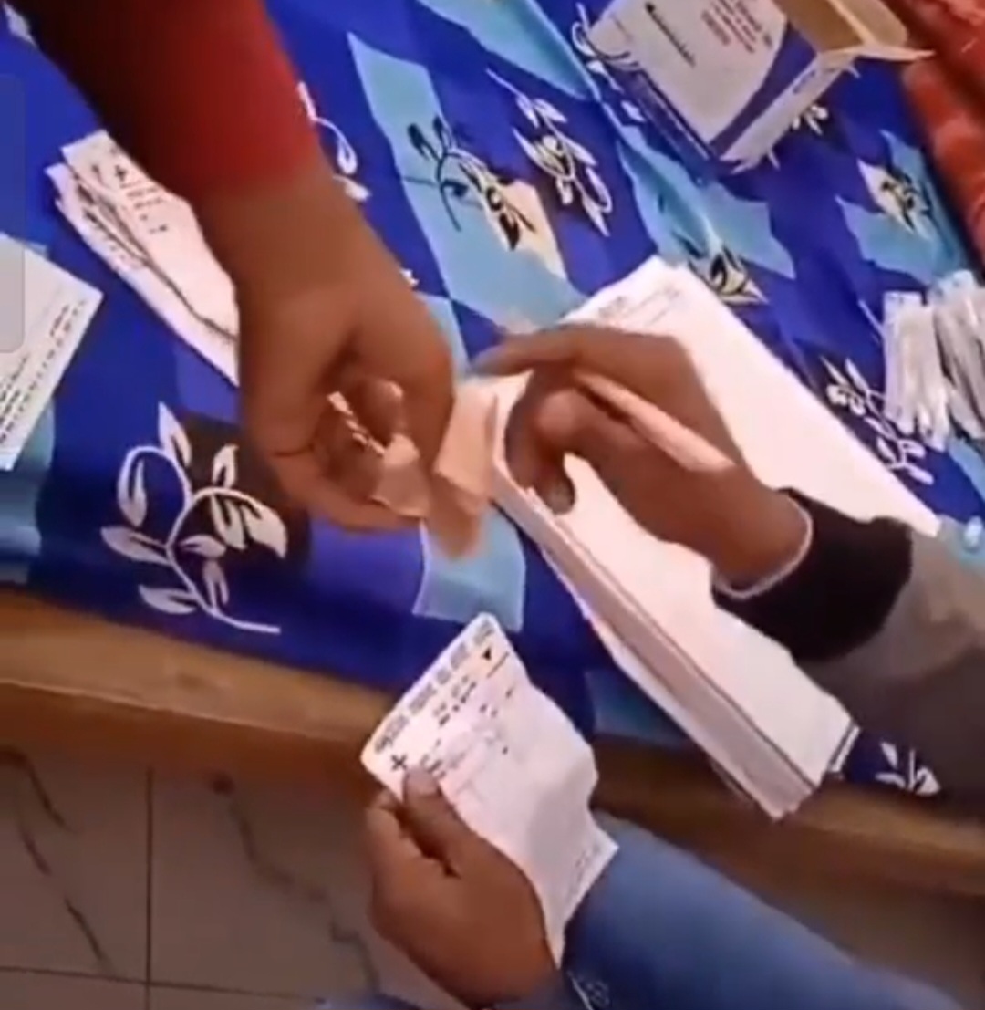 कुत्ता काटे का इंजेक्शन लगाने के एवज में स्वास्थ्य कर्मी ने ली रिश्वत 