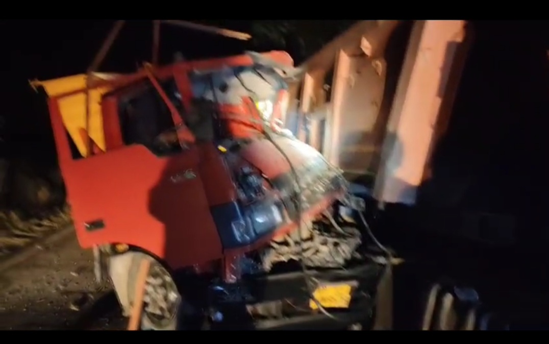 डंपर और PNG गैस टैंकर की भीषण भिड़ंत, गैस लीक होने से हाईवे बंद