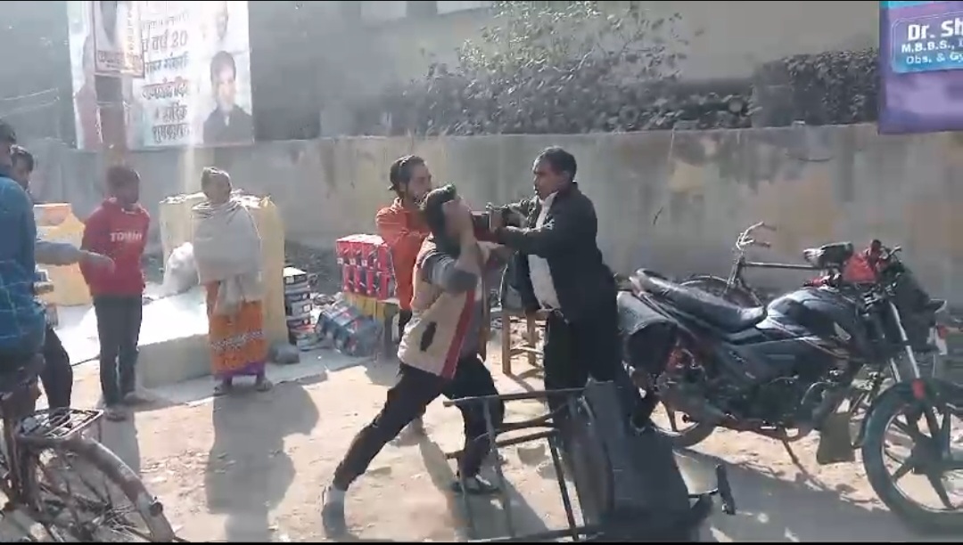 हरदोई में फुटपाथ पर दुकान को लेकर झगड़ा