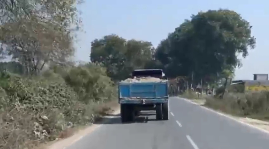 बावन रोड पर नहर सफाई से निकली सिल्ट बनी मुसीबत, तेज रफ्तार और उड़ती धूल से राहगीरों को परेशानी, प्रशासन से कार्रवाई की मांग 