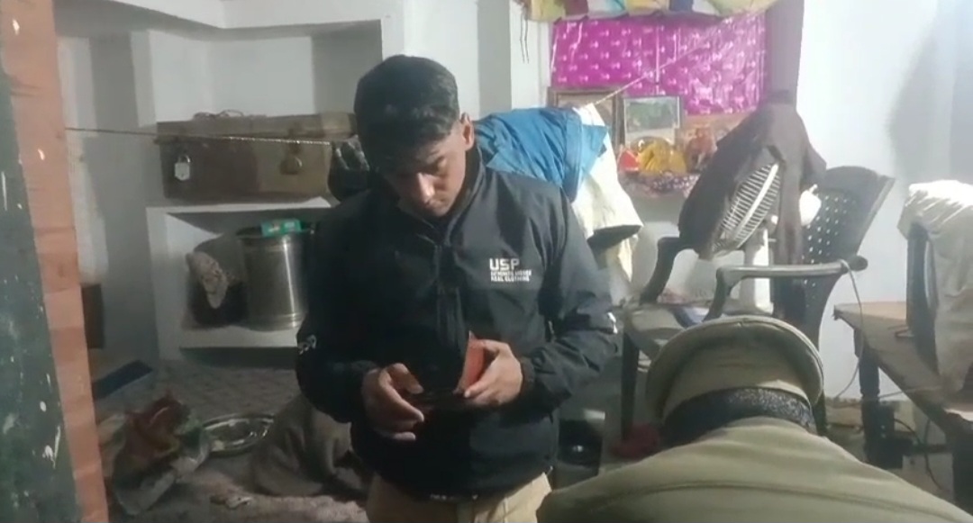 युवक ने घर के अंदर गोली मारकर की आत्महत्या