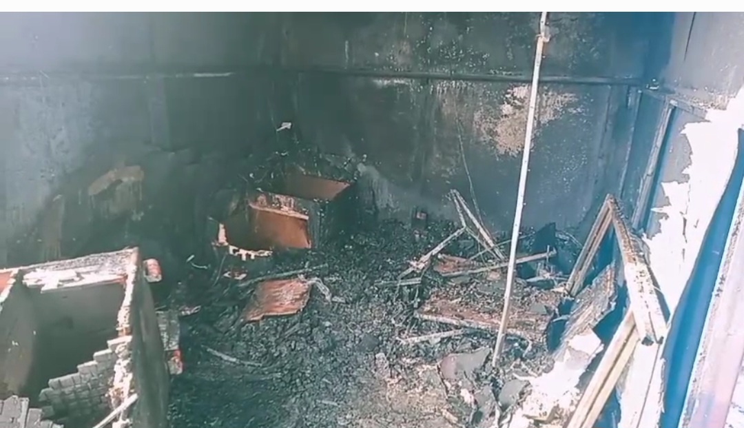 संदिग्ध परिस्थितियों में मोबाइल की दुकान में लगी आग आग से कई कीमती सामान जलकर खाक