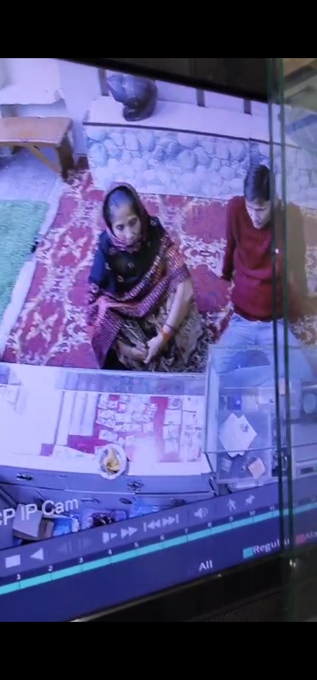 सर्राफा की दुकान से लुटेरी महिला ने सोने की चैन की पार