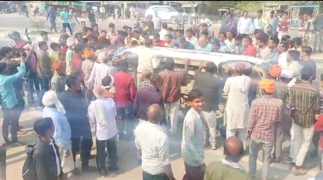 टायर फटने से अनियंत्रित होकर पलटी तेज रफ्तार इको कार