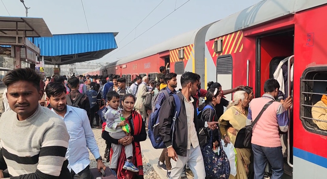 दिल्ली हादसे के बाद भी नहीं सुधरी व्यवस्थाएं, भीड़ की वजह से कई यात्रियों की छुटी ट्रेन