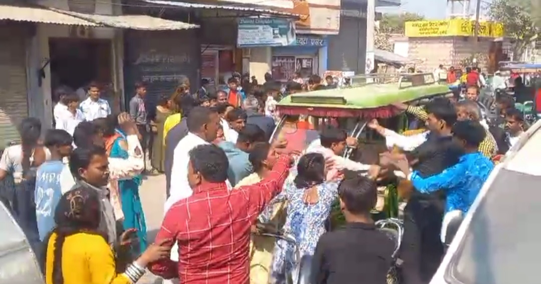  रंग डालने को लेकर जनाती बाराती भिड़े