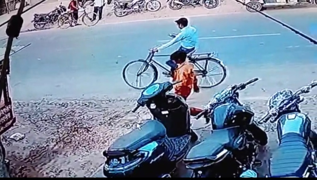 सब्जी लेने गए वृद्ध की जेब से उड़ाये छह हजार पांच सौ रूपये,शोर मचाने पर स्थानीय लोगों ने किया पीछा भागने में सफल रहा चोर